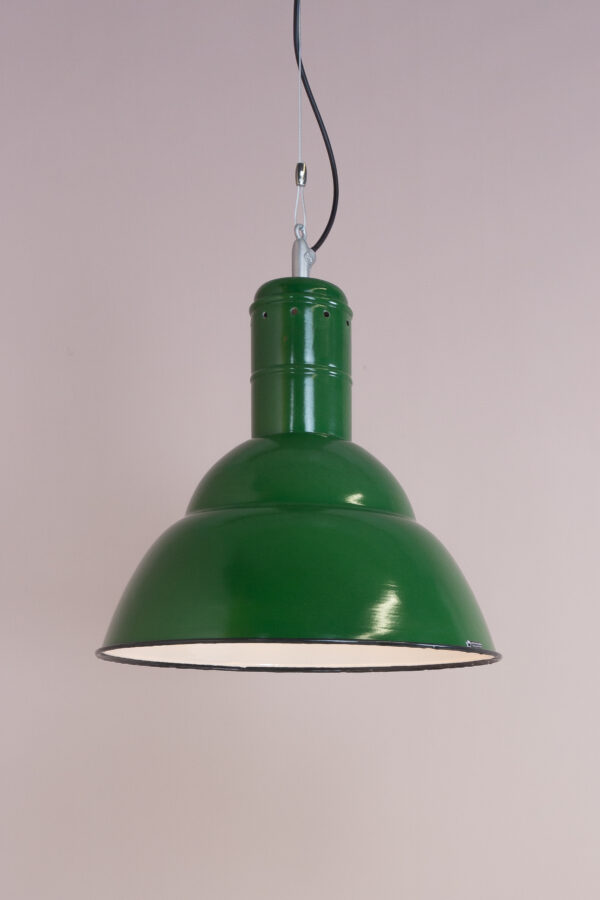 produktfoto van een groen emaille fabriekslamp zijaanzicht