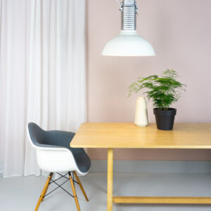boven een houten Hay tafel is te zien een schitterende Philips PH001 White industriële lamp