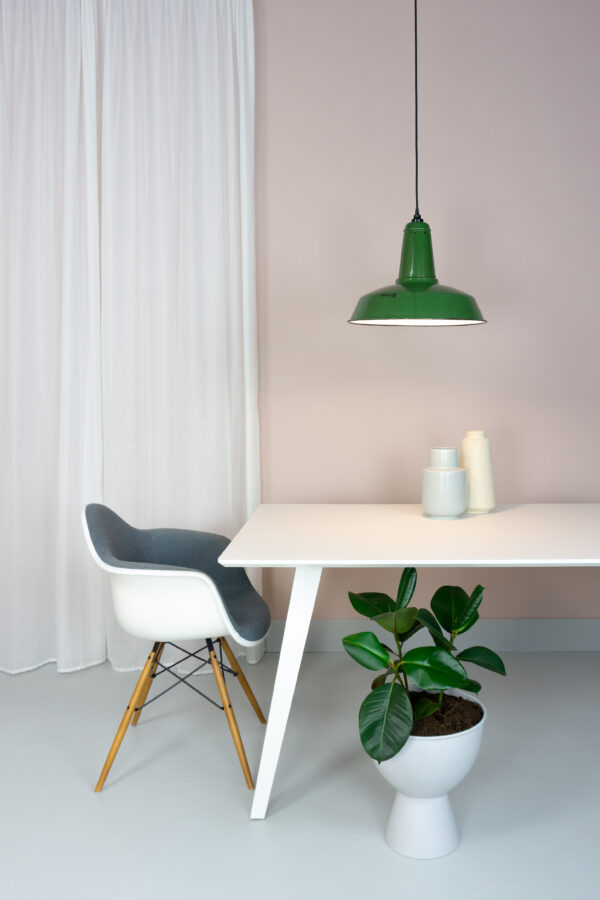 industriële lamp groen emaille GN030 boven een witte designtafel