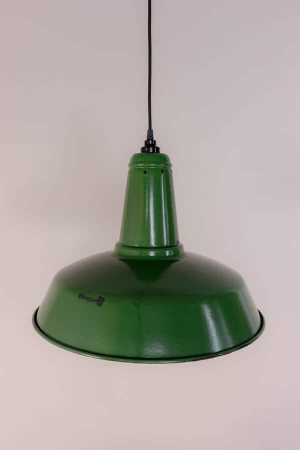 industriële lamp groen emaille GN030 bovenkant van de lamp met zwarte ophang en zwart textiel bedrading
